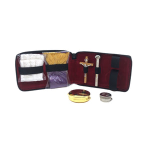 Particolare Borsa da celebrazione in pelle di vitello con pisside, croce, stola e asperges - Galleria Mariana