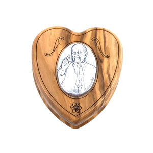 Olive wood heart shaped case with Pope Francis in silver - Galleria Mariana